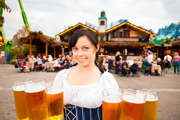 junge frau mit deutschen bier - serving drink beer garden beer glass stock-fotos und bilder