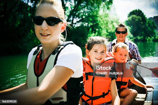 若い家族カヌーイング - カヌーイングのストックフォトや画像を多数ご用意 - カヌーイング, 夏, 子供