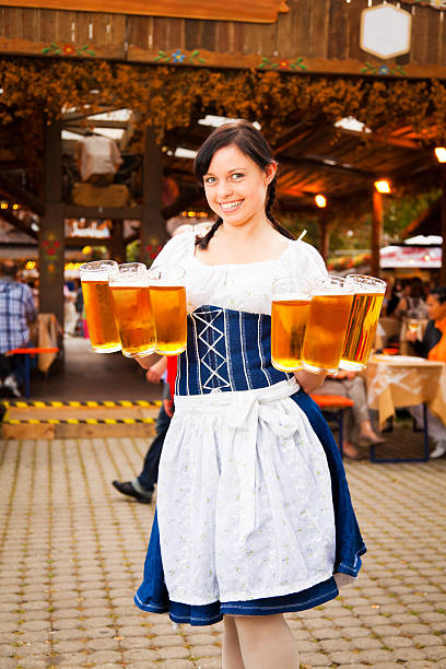 młoda kobieta serwujące piwo niemiec - serving drink beer garden beer glass zdjęcia i obrazy z banku zdjęć