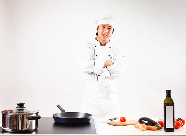 chef cozinhando na cozinha - asian ethnicity chef fine dining creativity - fotografias e filmes do acervo