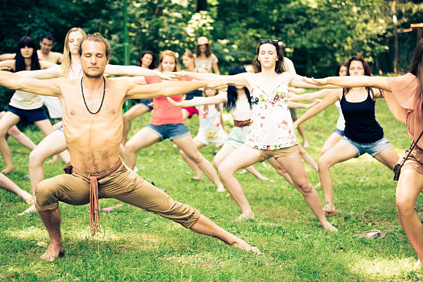 若い人のヨガ - yoga outdoors hippie people ストックフォトと画像