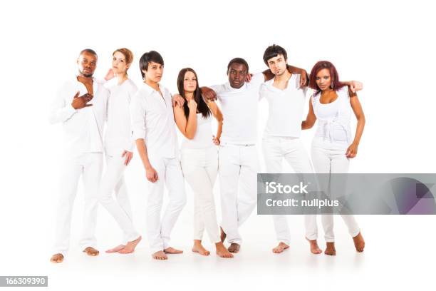 Grupo Multiétnico De Adultos Jóvenes Foto de stock y más banco de imágenes de Grupo multiétnico - Grupo multiétnico, Modelo de modas, Blanco - Color