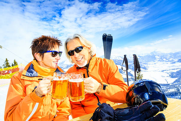 esquí senior par tener un receso - beer ski apres ski snow fotografías e imágenes de stock