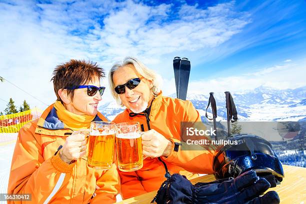 스키타기 선임 커플입니다 갖는 휴식합니다 스키 뒤풀이 행사에 대한 스톡 사진 및 기타 이미지 - 스키 뒤풀이 행사, 노인, 스키타기