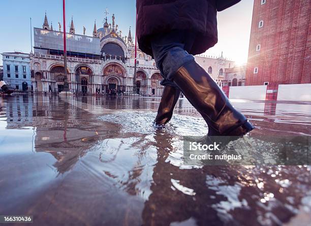 Alta Marea A Venezia - Fotografie stock e altre immagini di Inondazione - Inondazione, Venezia, Italia