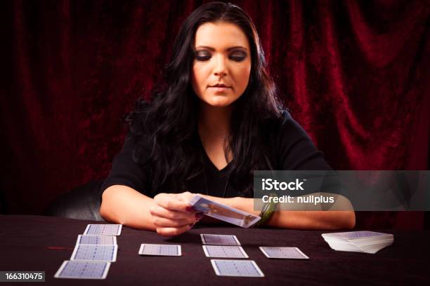 Foto de Amigável Cartomante Com Cartas De Tarô e mais fotos de stock de Cartomancia - Cartomancia, Cartomante, 20 Anos