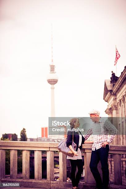 Foto de Casal De Adultos Passeios Em Berlim e mais fotos de stock de Adulto - Adulto, Alemanha, Andar