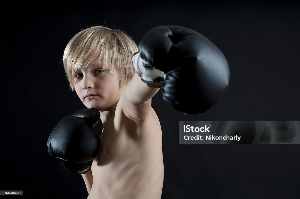 Ragazzo con guanti boxe - Foto stock royalty-free di Bambini maschi