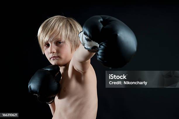 Ragazzo Con Guanti Boxe - Fotografie stock e altre immagini di Bambini maschi - Bambini maschi, Adulto, Attività fisica