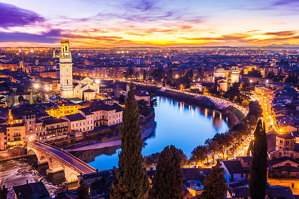 verona 夕暮れ時には、イタリアの街並み - verona italy travel europe sunlight ストックフォトと画像