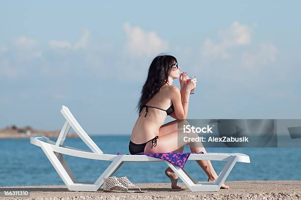 Schöne Brunette Am Strand Stockfoto und mehr Bilder von 20-24 Jahre - 20-24 Jahre, Alkoholfreies Getränk, Badebekleidung