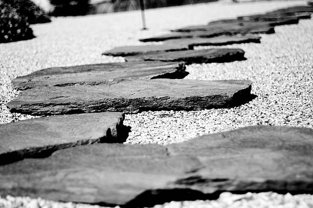 rocce di pietra giapponese che agisce come segue in un giardino - rock staircases foto e immagini stock