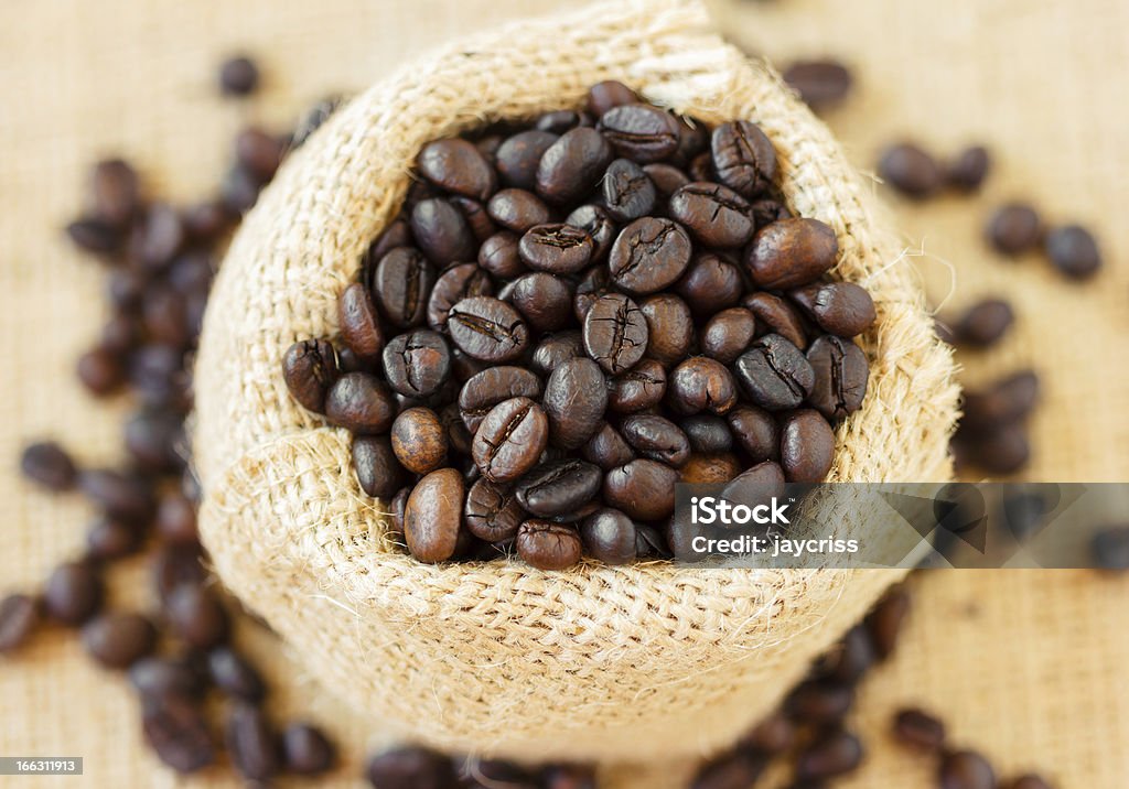 Vista superior de grãos de café torrados na bolsa de juta - Foto de stock de Abundância royalty-free