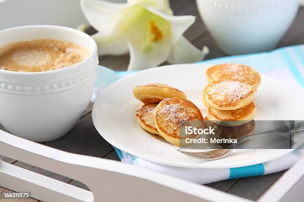 Голландский Mini Блины Под Названием Poffertjes — стоковые фотографии и другие картинки Poffertjes - Poffertjes, Белый, Вилка