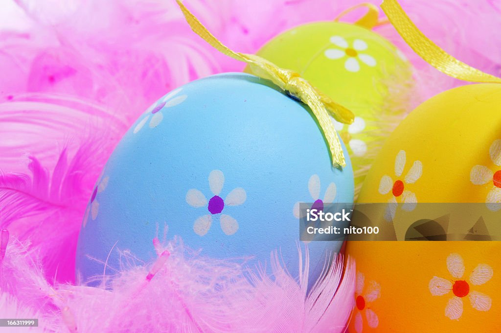 Huevos de Pascua y feathers - Foto de stock de Amarillo - Color libre de derechos