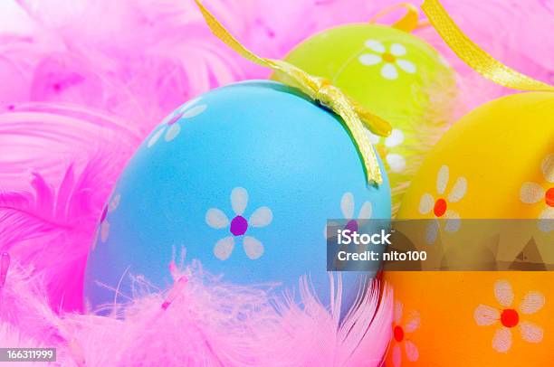 Huevos De Pascua Y Feathers Foto de stock y más banco de imágenes de Amarillo - Color - Amarillo - Color, Azul, Festivo
