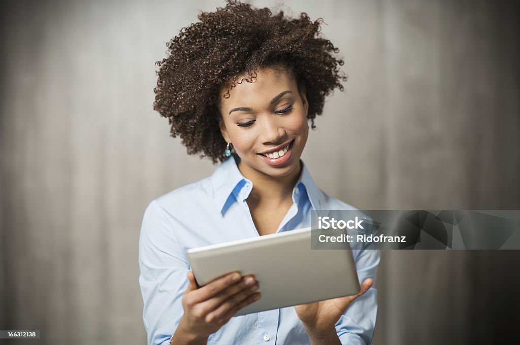 Femme d'affaires à l'aide de Tablette numérique - Photo de Tablette numérique libre de droits