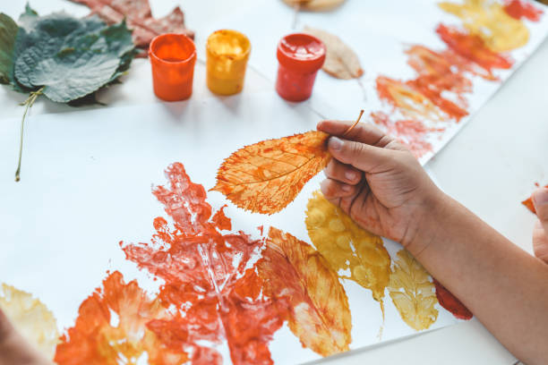 menina pintando em folhas amarelas de outono com guache, artes infantis, criatividade infantil, arte de outono - child autumn craft preschooler - fotografias e filmes do acervo