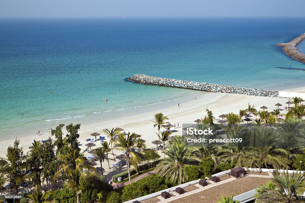 Vista para a praia nos Emirados Árabes Unidos - Foto de stock de Areia royalty-free