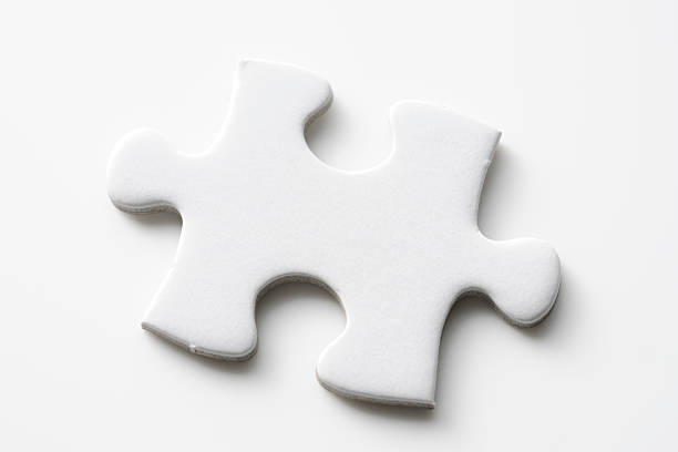 isolato colpo di jigsaw puzzle pezzo su sfondo bianco - isolated singolo oggetto foto e immagini stock