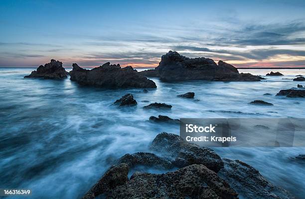 Rocky Przybrzeżnych Seascape - zdjęcia stockowe i więcej obrazów Bez ludzi - Bez ludzi, Corona Del Mar, Dramatyczne niebo