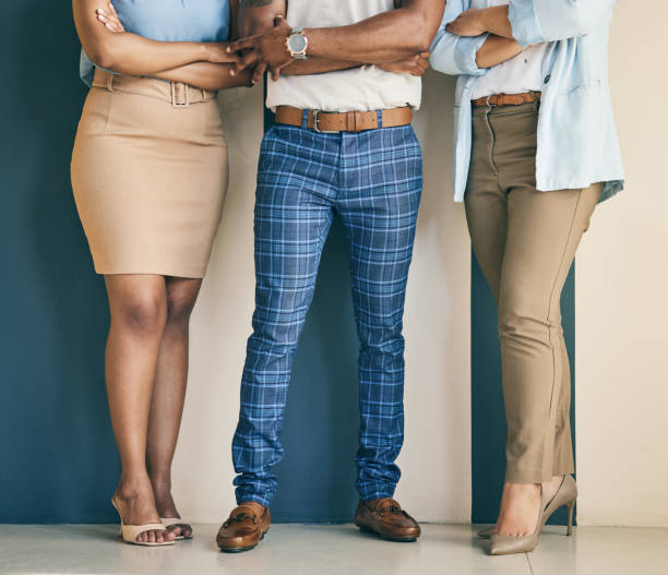 uomini d'affari, gambe e braccia incrociate al muro, dipendenti delle risorse umane e del reclutamento. risorse umane, piedi di uomini e donne in carica con fiducia nel lavoro di squadra, opportunità e gruppo professionale - shoe business expertise human resources foto e immagini stock