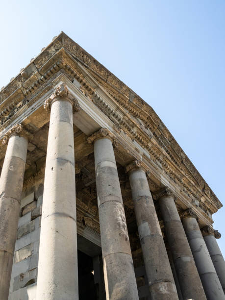 kolonnade von greco - römischer tempel von garni - greco roman fotos stock-fotos und bilder