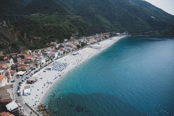 vista aérea de los hermosos pueblos de scilla y chianalea en calabria, italia. - harborage fotografías e imágenes de stock