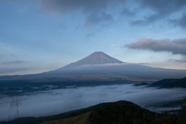 istock Sea of clouds and Mt. Fuji 1663204565
