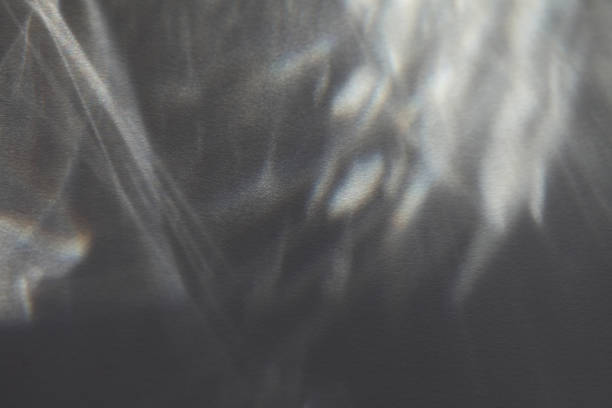 parede de textura de grão cinza foco suave borrado com refração do arco-íris. fundo abstrato de fumaça de luz e sombra. - wood grain flash - fotografias e filmes do acervo