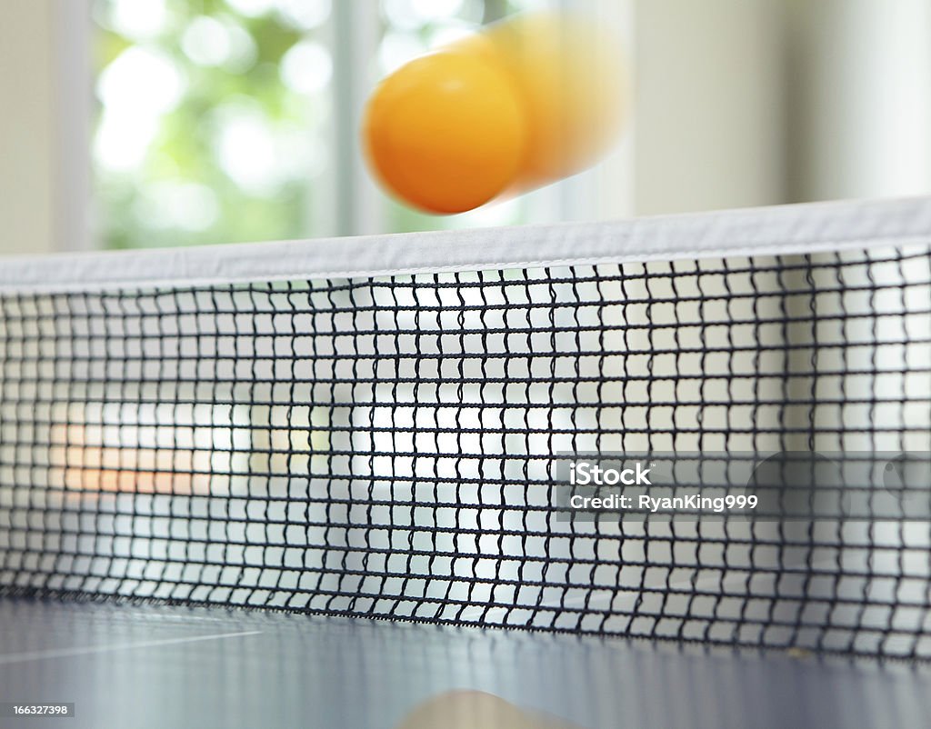 Bola de tênis de mesa laranja em movimento em rede - Foto de stock de Bola royalty-free