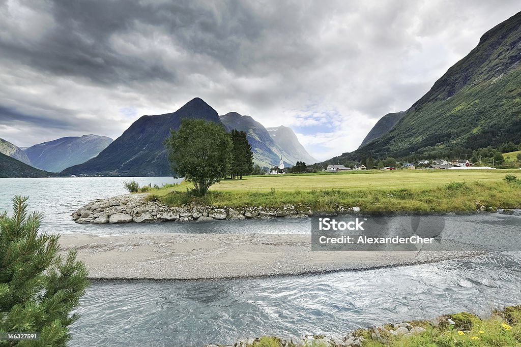 Widok Oppstrynsvatnet lake, Hellesylt-Norwegia – Skandynawia - Zbiór zdjęć royalty-free (Bór sosnowy)