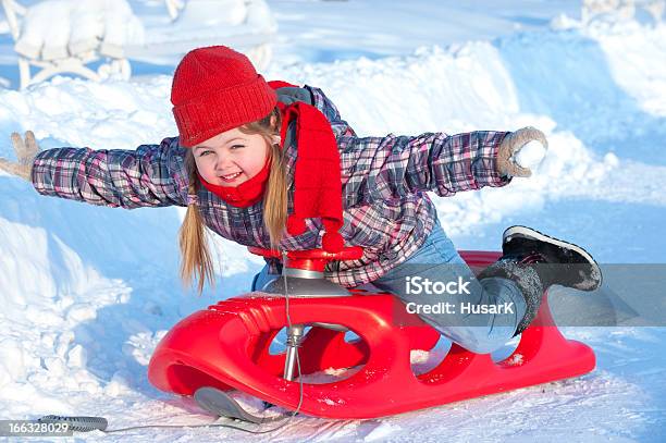 Juegos De Invierno En La Nieve Foto de stock y más banco de imágenes de 4-5 años - 4-5 años, Abrigo de invierno, Aire libre