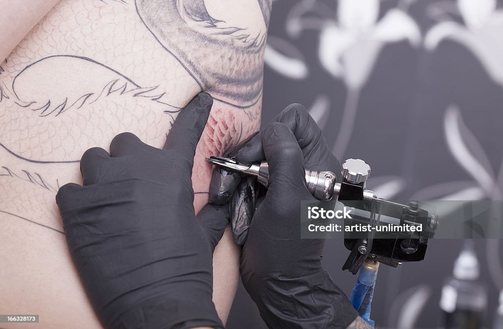 tattoo artist at work - Стоковые фото Machinery роялти-фри