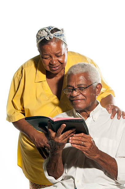 libro de lectura de pareja de ancianos - reading religious text black bible fotografías e imágenes de stock