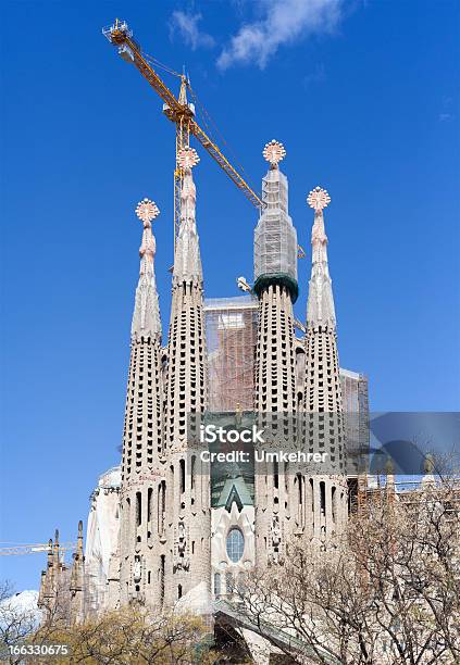 Sagrada Familia Foto de stock y más banco de imágenes de Ajardinado - Ajardinado, Alto - Descripción física, Antonio Gaudí