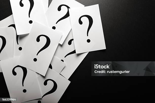 Pergunta Marca Sobre Papel - Fotografias de stock e mais imagens de Ponto de Interrogação - Ponto de Interrogação, Cor preta, Fotografia de Estúdio