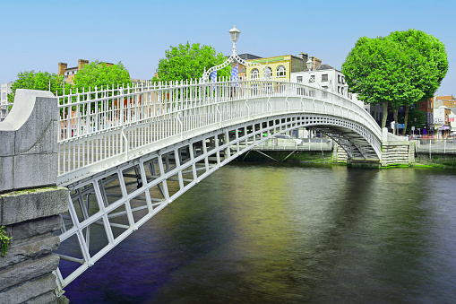 Ha’penny Bridge (Dublin, Ireland).