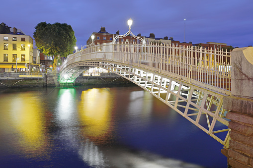 Ha’penny Bridge at night (Dublin, Ireland).