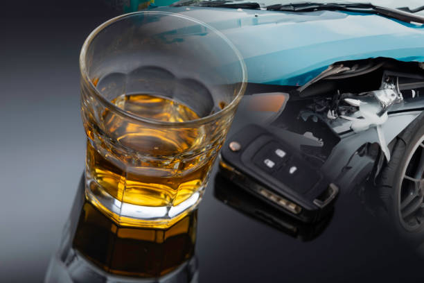 一杯のアルコール、車の鍵、そしてクラッシュした車。飲酒運転はしないでください。 - beer beer glass drink alcohol ストックフォトと画像