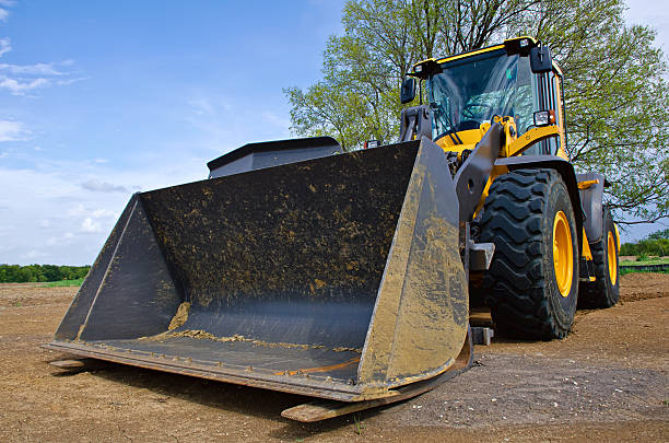 amarelo buldózer - wheel tractor scraper imagens e fotografias de stock