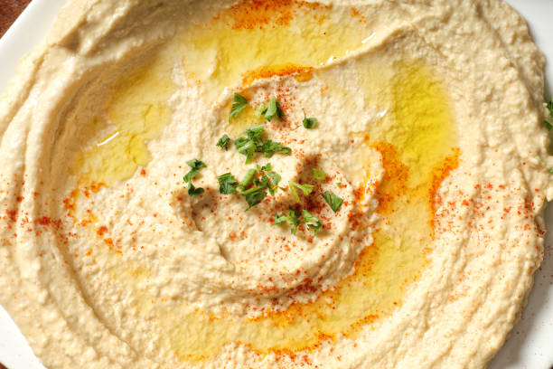 zdrowy domowy kremowy hummus z oliwą z oliwek - cieciorki zdjęcia i obrazy z banku zdjęć