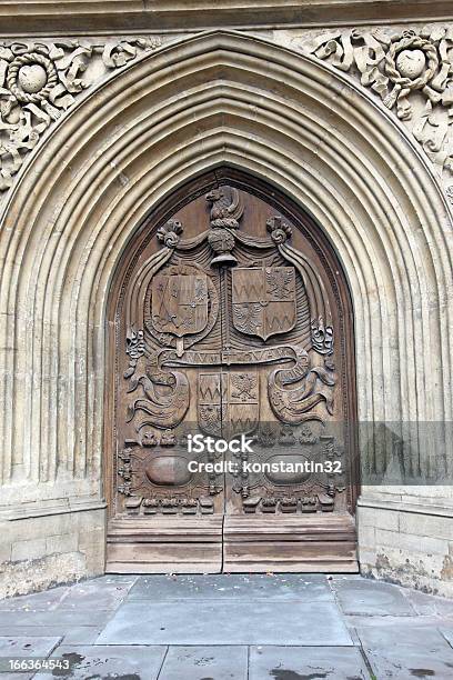 Foto de Velha Porta De Madeira Marrom e mais fotos de stock de Antigo - Antigo, Arco - Característica arquitetônica, Bath - Inglaterra