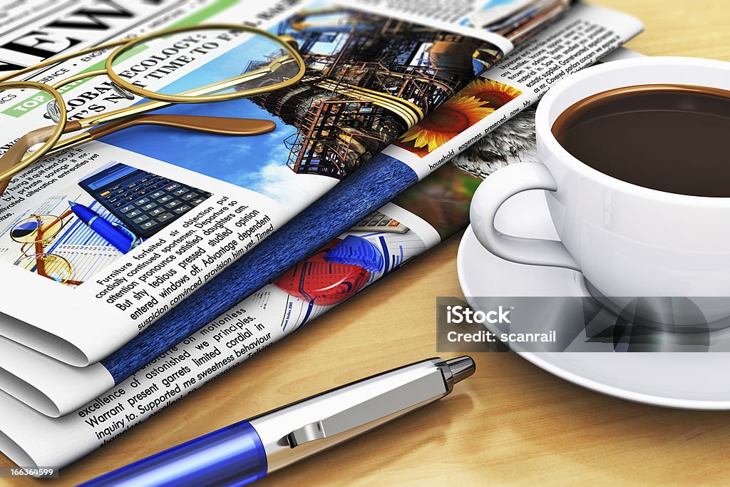 Газеты и кофе на Офисный стол - Стоковые фото Газета роялти-фри