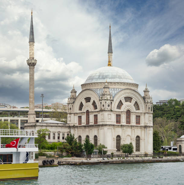 view from bosphorus strait overlooking baroque dolmabahce mosque, kabatas, beyoglu district, istanbul, turkey - 1855 imagens e fotografias de stock