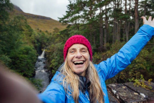 selfie de caminhada bem-sucedida - torridon - fotografias e filmes do acervo