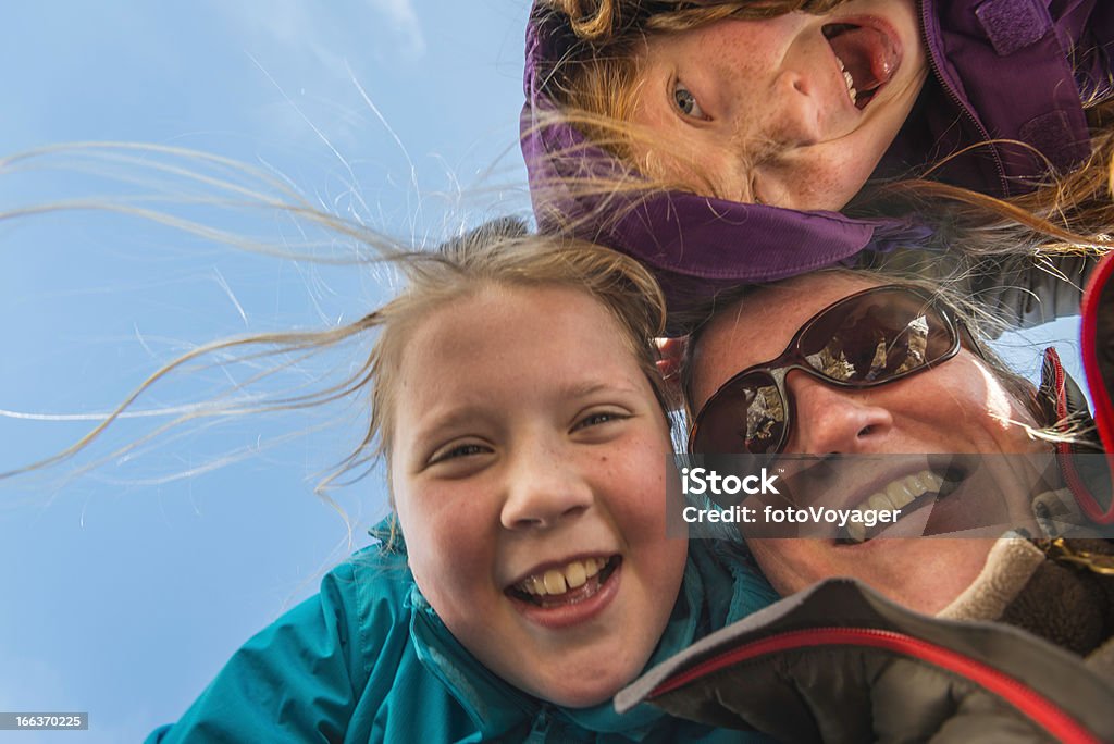 Mutter und Kinder lachen in eng Familie Gruppe im Freien - Lizenzfrei Familie Stock-Foto