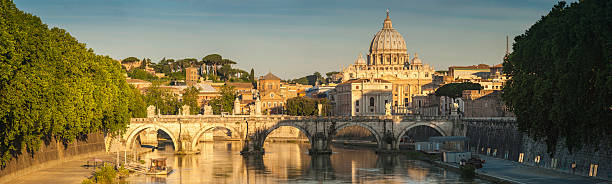 roma alba dorata sopra fiume tevere, città del vaticano, panorama italia - vatican sky summer europe foto e immagini stock