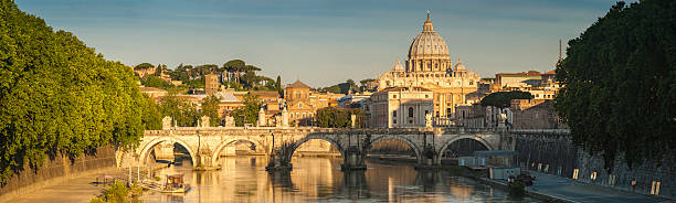 ローマの上にゴールドの暁川のパノラマイタリアテベレバチカン市国 - ponte sant angelo ストックフォトと画像