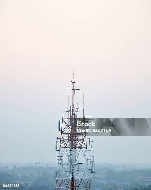 Foto de Torre De Comunicação Com Antena De Celular No Céu Crepuscular Tailândia e mais fotos de stock de Acenar